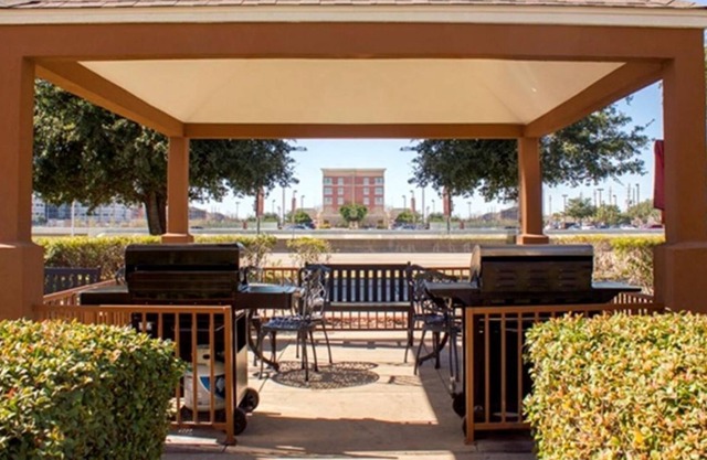 Four Spacious Units for Business Travel, Kitchen, Pool, Hot Tub