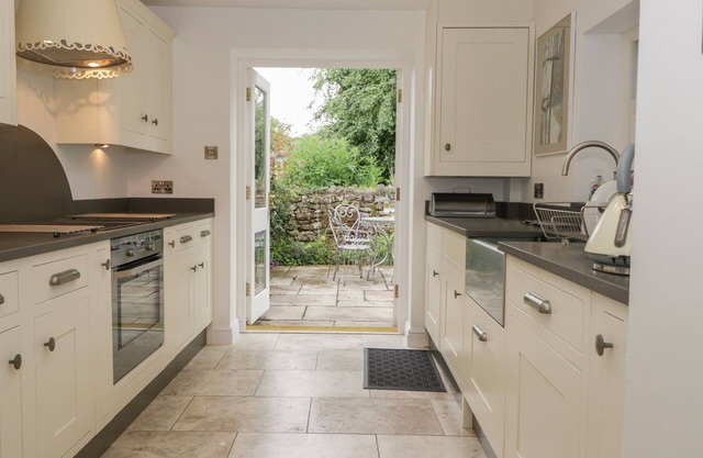 FOX COTTAGE, pet friendly, character holiday cottage in Arnside