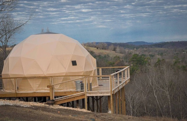 Fox Wood Dome with Indoor Jacuzzi and Mountain Views only 15 minutes from downtown Eureka Springs