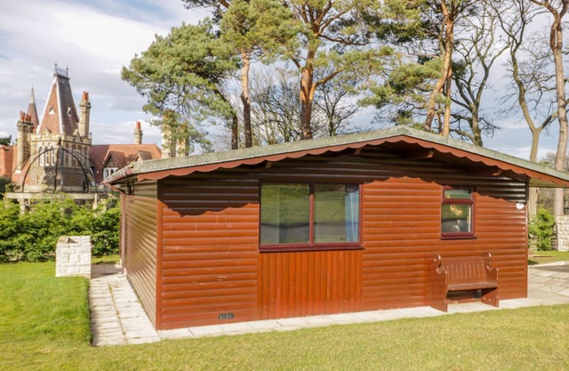 FOXGLOVE LODGE, pet friendly, with a garden in Saltburn-By-The-Sea