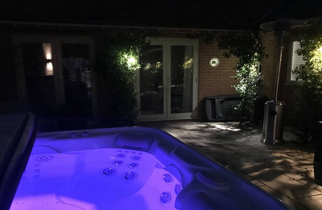 Foxholes- Gated, facing South, hot tub, with three ensuites