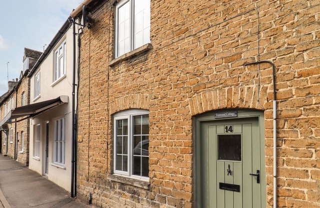 FOXWOOD COTTAGE, pet friendly, character holiday cottage in Tetbury
