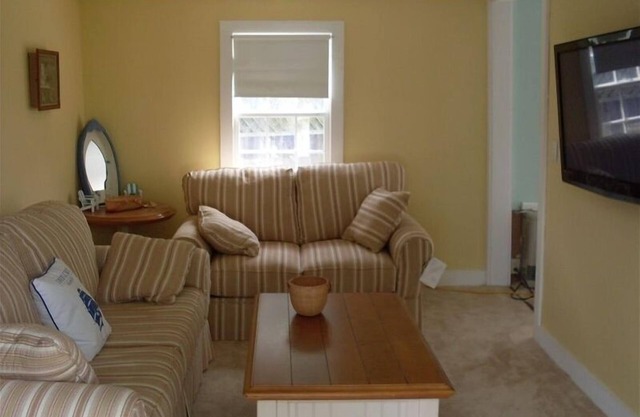 FREE 3rd Night!* (See description) Nantucket in Town 3 Bedroom 1 Bath Cute House