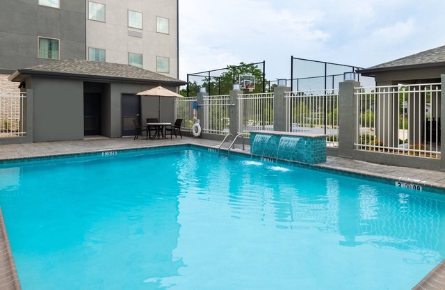 Free Breakfast. Outdoor Pool. Great for Small Groups!
