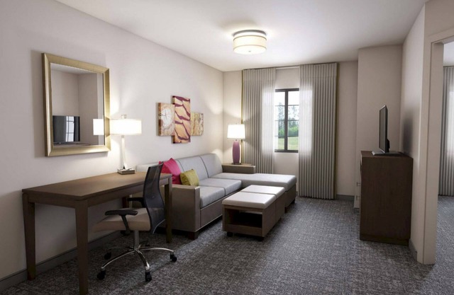 Free Breakfast. Pool. Only 5 Miles to Purdue University + Great for Groups!