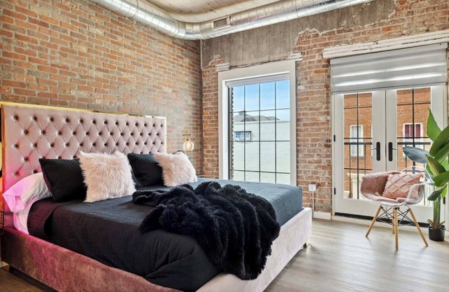 Free Dollywood Tix/Dolly Themed Condo/Downtown