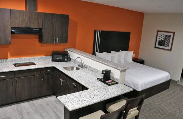 Free IAH Shuttle and Breakfast - Stay Comfortably with In-Room Kitchenette