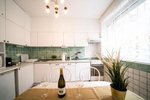 Free Parking - Little Urban Hideaway - Wifi, AC