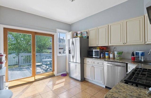 Free parking, Safe Area -close to NYC and Newark Airport, 2-bedroom apartment.