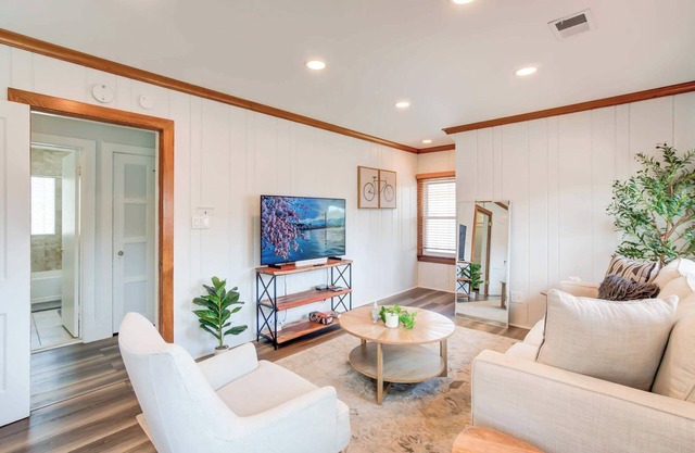 FREE Parking | Walk to METRO! Arlington 2 BR House