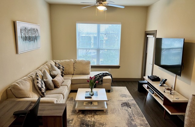 Fresh & Clean Luxury Suite, a Home away from Home!
