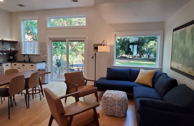 Fresh, New, Light & Airy. 1.2 miles to Magnolia Silos, 1 mile to the Stadium