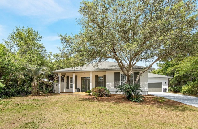 Fresh Renovation, Huge heated pool Close to beach and Seaside