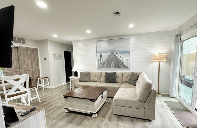 Freshly Renovated 5-Star ☆! Steps to indoor/outdoor pools, BEACH, shops & dining