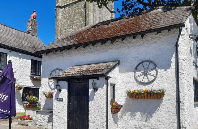FRIARS REST, pet friendly, character holiday cottage in Callington