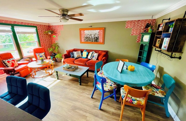 Friends-Inspired 3 BDR Escape Vintage Vibes & Private Garden Near Chicago