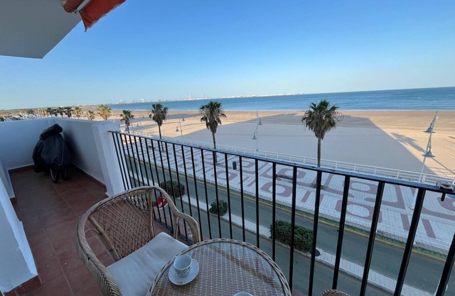 Front line beach apartment in Puerto de Santa María (Cádiz)