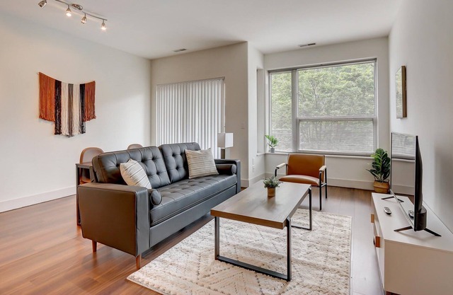 Frontdesk | 1 BR Apt by the Milwaukee Art Museum