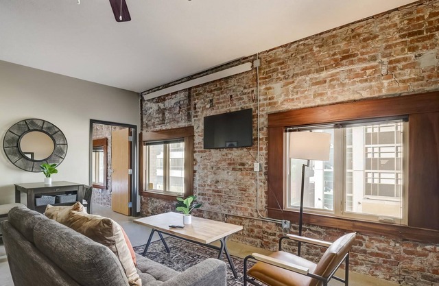 Frontdesk | 2 BR Apt by Memorial Stadium