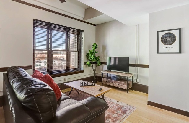 Frontdesk | 2 BR Apt by Nebraska State Capitol
