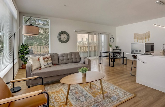 Frontdesk | 2 BR Apt near American Family Field