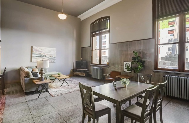 Frontdesk | 3 BR Apt by Historic Haymarket