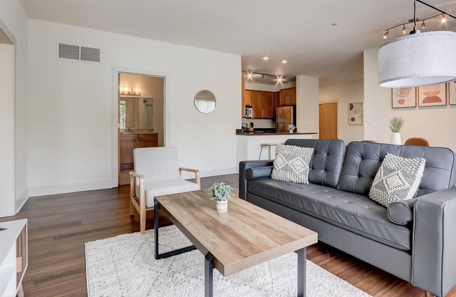 Frontdesk | 3 BR Apt near American Family Field