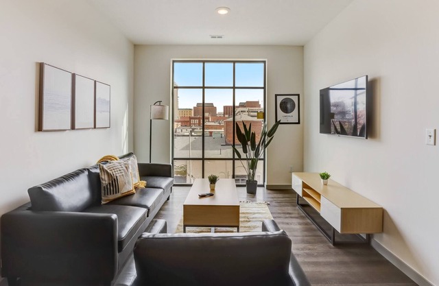 Frontdesk | 4 BR Apt near Pinewood Amphitheatre
