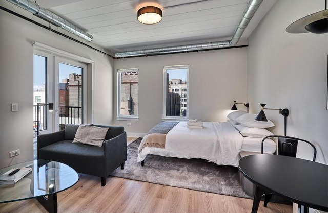 FRONTDESK Chic Open Wrigleyville Studio Apt