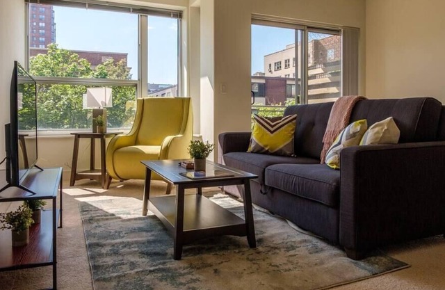 Frontdesk | Comfortable East Town 1BR Apt