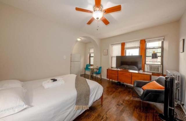 FRONTDESK Open Studio Apt near McCormick Place