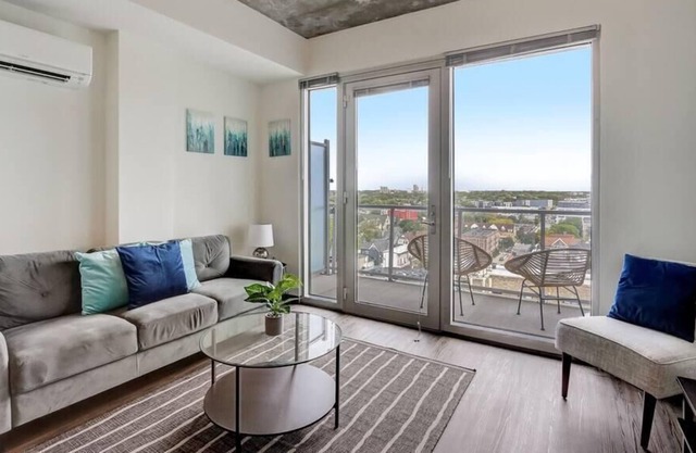 Frontdesk | Sunny Studio Apt near East Town