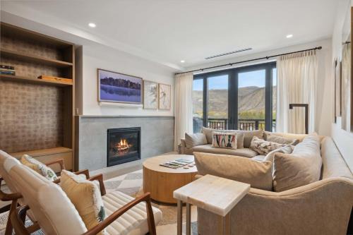 Frontgate 410 by East West Hospitality