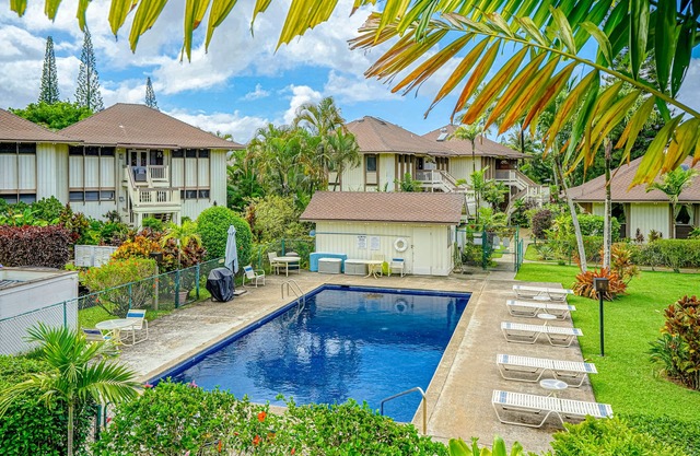 Full duplex w/fast WiFi, expansive mountain views, 2 balconies, pool & grills