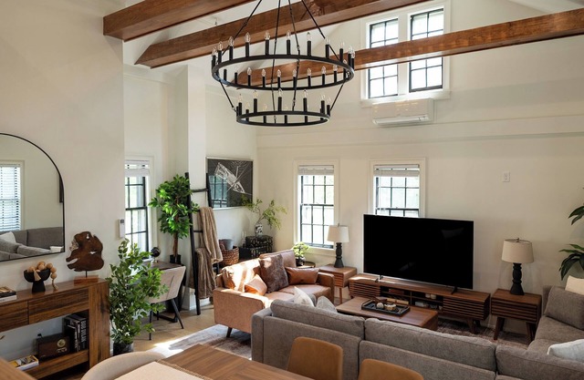 Full House · Huge 6BR 3Bath Retreat on College Hill. Rare Find!