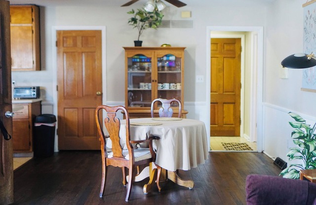 Full Kitchen, 65" TV, Quiet, Convenient, Indianapolis 15 minutes away