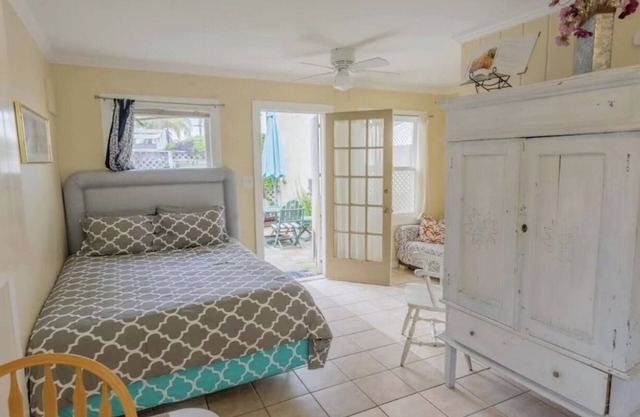 Full Kitchen ' Private Yard ' 15 houses from Windansea Beach! Cottage-style home