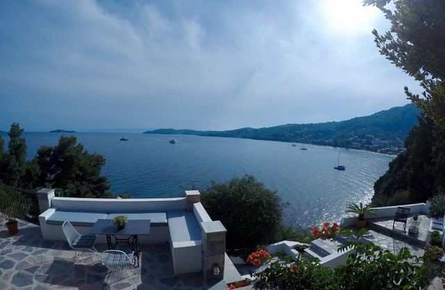 Fully equipped seafront house with spectacular seaview & small beach right below