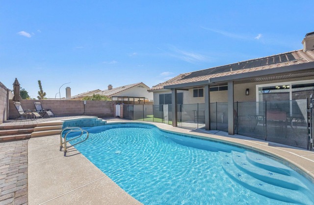 Fully Equipped - 3 Bedroom Vacation Retreat With Pool