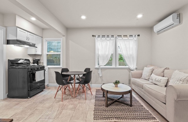 Fully Furnished 1BR Near Prime LA Spot - Perfect for a getaway