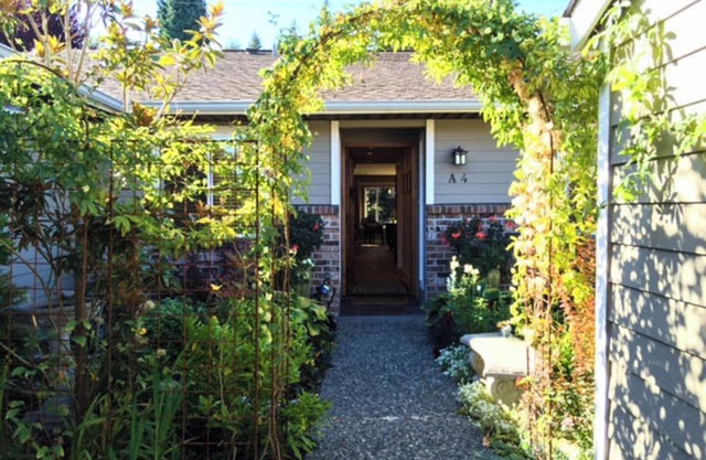 Fully furnished attached rambler with private patio in Kirkland.
