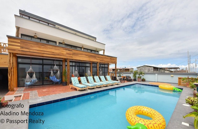 Fully Furnished Beachfront House Pool and Jacuzzi Sleep 17 People