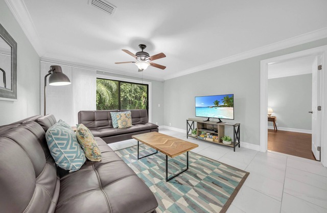 Fully Furnished Condo near Tin City & 5th Avenue