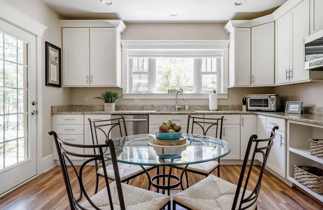 Fully furnished, spacious garden apt! Walk to everything in West Asheville.
