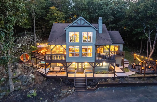 Fully Loaded 8BR in Wintergreen! Sleeps 23