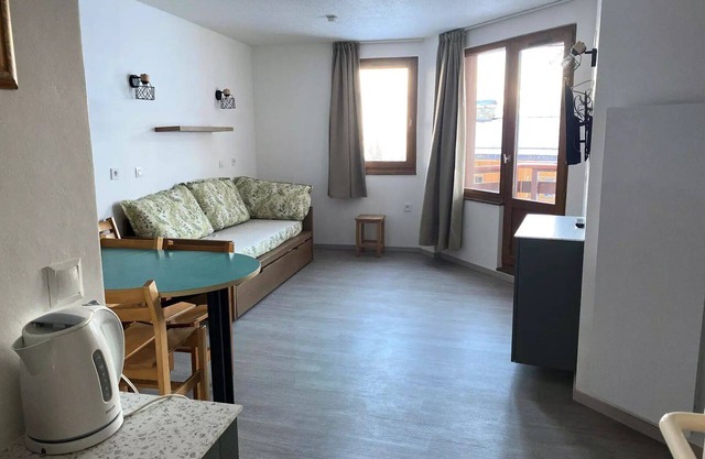 FULLY RENOVATED, LOCATED IN THE HEART OF THE RESORT, IDEAL FOR SKIERS!