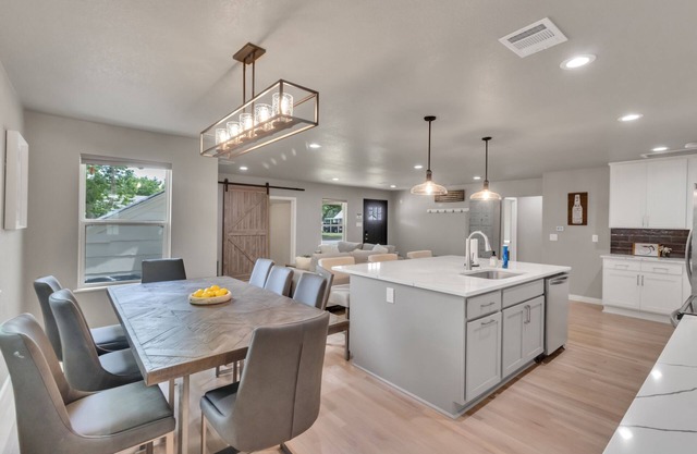 Fully Renovated 3 Bed/3Bath House 1 1/2 Blocks from AT&T Stadium