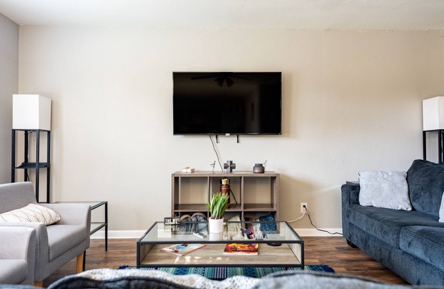 Fully renovated 4BR close to everything