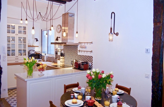 FULLY RENOVATED very quiet charming 2bed/2bath flat in the Marais sleeps up to 4