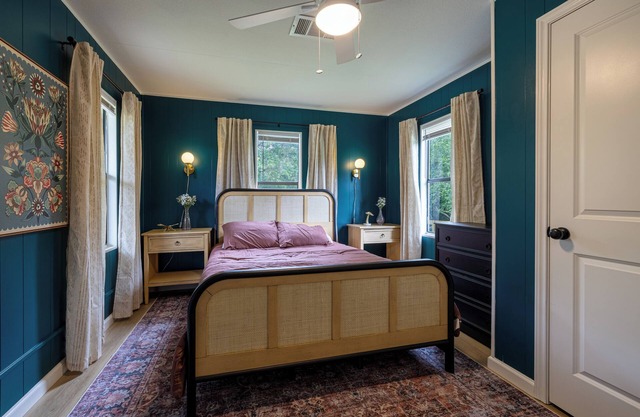 Fun 3-bedroom Fully Fenced Lake Getaway- Awesome Outdoor Space!